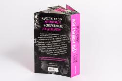 Buchcover mit dem Titel 'The Foxglove King'. Dominierende Farben sind Pink und Schwarz, mit einer goldenen Krone.
