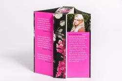 Buchcover mit dem Titel 'The Foxglove King'. Dominierende Farben sind Pink und Schwarz, mit einer goldenen Krone.
