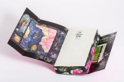 Buchcover mit dem Titel 'The Foxglove King'. Dominierende Farben sind Pink und Schwarz, mit einer goldenen Krone.