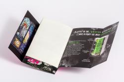Buchcover mit dem Titel 'The Foxglove King'. Dominierende Farben sind Pink und Schwarz, mit einer goldenen Krone.