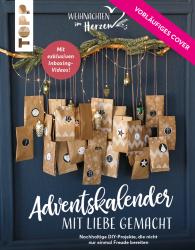 Cover eines Buches mit dem Titel 'Adventskalender mit Liebe gemacht'. Enthält braune Tüten mit Zahlen und Weihnachtsdekoration.