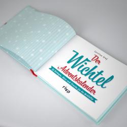 Offenes Buch mit weißem Hintergrund. Auf der rechten Seite ist der Titel 'Der Wichtel Adventskalender' in großen bunten Buchstaben, darunter ein blauer Banner mit zusätzlichen Text. Auf der linken Seite ist eine Seite mit einem blauen Muster mit weißen Sternen.