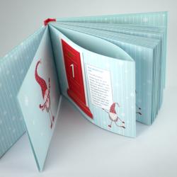 Aufklappbares Buch mit hellblauem Hintergrund und Schneeflockenmuster. Enthält eine Illustration eines kleinen Zwergs mit rotem Hut und weißen Bart.