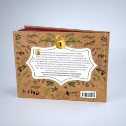 Buch mit braunem Kartonumschlag, auf der Rückseite ein weißer Textblock. Der Text beschreibt eine Adventszeitgeschichte mit Weihnachtsmotiven und einem Schloss-Symbol.