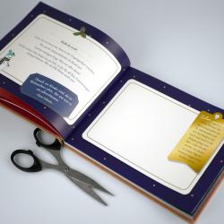 Offenes Buch mit weihnachtlichem Design. Auf der linken Seite ein Text mit Weihnachtsgedanken, auf der rechten Seite ein weißes Textfeld. Der Hintergrund ist dunkelblau mit kleinen goldenen Sternen.