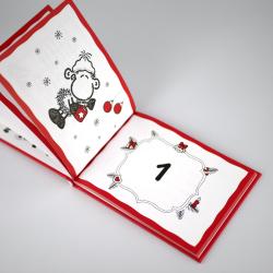 Offenes Adventskalenderbuch mit roten und weißen Rahmen. Auf der linken Seite ein Weihnachtsmann mit Mütze, auf der rechten Seite eine dekorative Umrandung mit kleinen Weihnachtsmotiven und der Zahl eins.