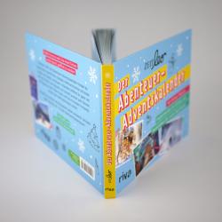 Buch mit blauer Covergestaltung, Titel Der Abenteuer- Adventskalender, enthält Fotos und Text. Das Buch ist gefaltet und steht aufrecht.