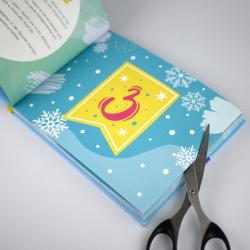 Offenes Buch mit einer bunten Seite. Darauf ein gelbes Quadrat mit einer roten, geschwungenen Zahl drei, umgeben von Schneeflocken und Wolken auf blauer Hintergrund.