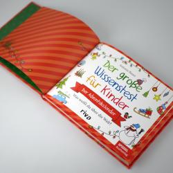 Offenes Kinderbuch mit buntem Deckblatt und weihnachtlichen Illustrationen. Titel lautet Der grosse Wissentest fur Kinder, Autor Antonia Bauer.