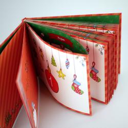 Aufklappbares Adventskalender mit Weihnachtsmotiven. Vorderseite mit roten und grünen Farben, zeigt Weihnachtsgeschenke und Sterne.