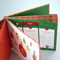 Offene Weihnachts-Quizbuch mit grüner und roter Gestaltung, enthält Fragen und bunte Illustrationen. Seiten sind mit Weihnachtsmotiven dekoriert.
