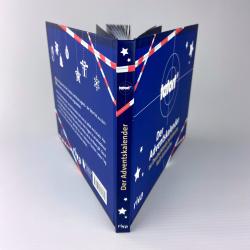 Blaues Adventskalenderbuch mit weihnachtlichen Motiven und Sternen. Der Titel lautet 'Der Adventskalender'.