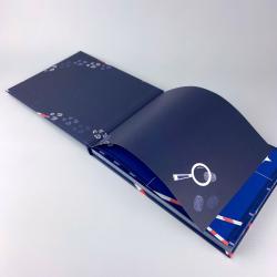 Offenes Buch mit dunklen Seiten. Eine Seite zeigt eine weiße Lupe, die andere eine Fingerabdruckmuster.