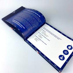 Offenes Buch mit blauer Gestaltung. Enthält weihnachtliche Fragen und Hinweise, vermutlich ein Advents- oder Weihnachtsquiz.