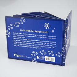 Buch in blauer Verpackung mit weißen Schneeflocken und Fußabdruckmustern. Rückseite mit Text über Adventskalender und Weihnachtskrimi.