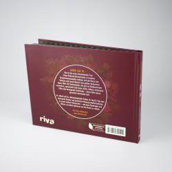 Buch mit dunkelrotem Einband, auf der Rückseite ein Weihnachtsdekor mit Tannenzweigen und Beeren. Auf der Rückseite Text in weißer Schrift.