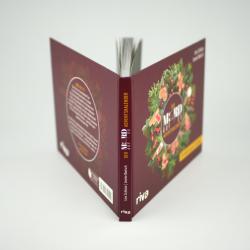 Buch mit dunklem Cover, auf dem ein Adventskranz mit bunten Dekorationen abgebildet ist. Der Titel ist in der Mitte sichtbar.