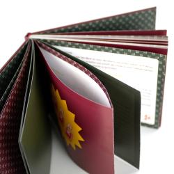 Offenes Buch mit bunten Seiten. Die Seiten sind teilweise sichtbar, Text ist unscharf.