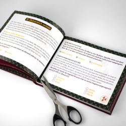 Offenes Buch mit schwarzem Einband, Text in Deutsch. Es enthält eine juristische oder kriminalistische Thematik, mit Überschriften und Absätzen.