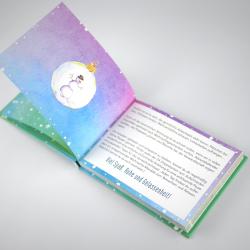 Offenes kleines Buch mit Weihnachtsdesign. Illustration eines Schneemanns in einer Schneekugel, bunter Himmel im Hintergrund.
