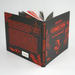 Schwarzes Buch mit roten Schriftzug und Dekoration. Titel lautet Die Zeit Verbrechen, enthält Adventskalender mit versteckten Seiten.