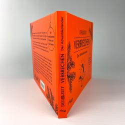 Oranges Buch mit schwarzem Text auf dem Cover. Titel lautet Der Verbrechen von Die Zeit, mit Illustration von Tannenzweigen.