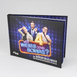 Buch mit dunklem Cover, zeigt drei lachende Männer vor einem blauen Hintergrund mit Tannenbäumen. Titel: Wer weiss denn sowas? Der Adventskalender.