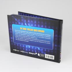 Buch mit dunklem Cover, blauer Hintergrund mit kleinen Tannenbäumen. Vorderseite zeigt einen blauen Textkasten mit weisser Schrift, Titel lautet 24 Tage voller Quiz-Spass.