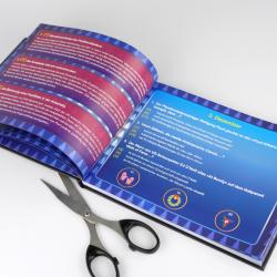 Offenes Buch mit blauer und roter Gestaltung. Auf der rechten Seite sind Textabschnitte sichtbar, auf der linken Seite sind farbige Symbole und kurze Textüberschriften.