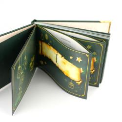 Offenes Buch mit dunklem Einband, Seiten sind sichtbar. Das Buch hat eine fest gebundene Gestaltung mit goldenen Verzierungen auf dem Einband.