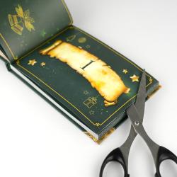 Offenes Buch mit einer dunklen, grünen Seite und goldenen Dekorationen. Ein Messer liegt an der rechten Seite des Buches.