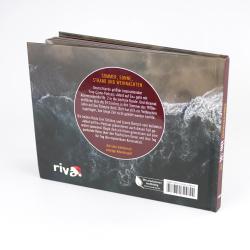Buch mit dunklem Cover, auf der Rückseite ein Textkreis. Der Titel ist nicht sichtbar, das Cover zeigt eine Wasser- oder Meeresoberfläche.