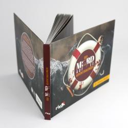 Offenes Buch mit dunklem Cover und rotem Schriftzug. Das Buch trägt den Titel Der Moord Auf Dem Adventskalender.