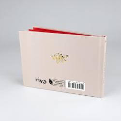 Hochformatiges Buch mit hellrosa Umschlag. Auf der Rückseite befindet sich ein Barcode und ein Logo mit einem Blatt. Der Titel ist nicht sichtbar.