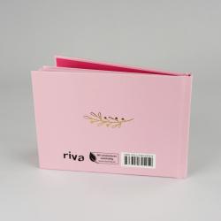 Hellrosa Buchhülle mit goldener Zweig-Illustration. Auf der Hülle steht der Name Riva und ein Barcode.