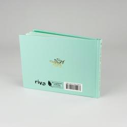 Hellblaublaue Buchcover mit goldener Illustration eines Zweigs. Schwarzer Schriftzug mit dem Titel und einem Logo am unteren Rand.