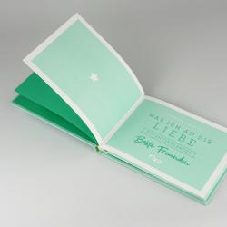 Offenes Buch mit grünen Seiten. Auf der rechten Seite ist ein Text mit dem Titel 'Ich liebe beste Freunde' und dem Namen Riva.