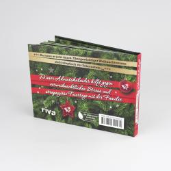 Buch mit grünem Tannenbaum-Motiv auf der Cover. Rote Banderole mit weißen Schriftzug und Weihnachtsdeko. ISBN-Nummer auf der Rückseite.
