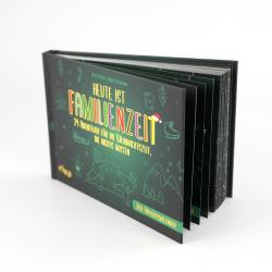 Schwarzes Buch mit bunten, großen Schriftzug: Heute ist Familienzeit. Darunter kleine weihnachtliche Illustrationen und der Hinweis auf den Adventskalender.