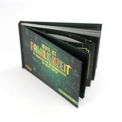 Aufklappbares Buch mit buntem Cover. Titel auf der Vorderseite: Heute ist Familienzeit. Das Cover zeigt kleine Illustrationen und Schrift in verschiedenen Farben.