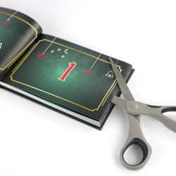 Offenes Buch mit schwarzem Einband. Auf der Seite ist eine große rote Zahl eins und kleine Weihnachts- und Wintermotive in Weiß und Rot.