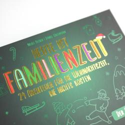Buchcover mit dem Titel Heute ist Familiensonntag in bunten, großen Buchstaben. Hintergrund in dunklem Grün mit kleinen weihnachtlichen und winterlichen Symbolen.