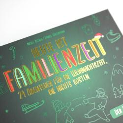 Buchcover mit dem Titel Heute ist Familienzeit in bunten, großen Buchstaben. Darunter steht 24 Abenteuer fur die Weihnachtszeit, alles auf dunklem Hintergrund mit kleinen weihnachtlichen Symbolen.