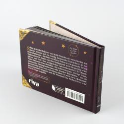 Buch mit dunklem Einband, goldene Ecken und Sternmuster. Rückseite mit Text und Barcode, Seiten sichtbar.