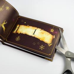 Offenes Buch mit dunklem Hintergrund und goldenen Weihnachtsdekorationen. Die Seite zeigt eine alte, zerfledderte Schriftrolle mit der Zahl eins.