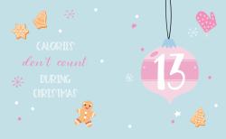 Hintergrund in hellblau mit weihnachtlichen Motiven wie Sternen, Schneeflocken, Lebkuchen, Geschenken und einem Weihnachtsbaum. Text in pink und weiß: Kalorien zählen nicht zu Weihnachten, mit einer großen pinken Weihnachtskugel mit der Zahl 13.