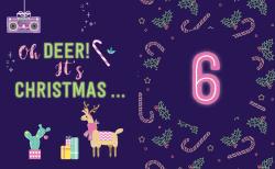 Hintergrund in dunklem Blau mit weihnachtlichen Motiven wie Holzzapfen, Mistel, Zuckerstangen, Geschenke, Rentier, Kassettenrekorder, Sterne und Schneeflocken. Text mit Weihnachtsgruß und großer Zahl sechs in Neon-Optik.