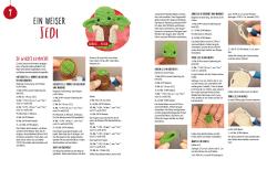 Handgemachte grüne Yoda Figur mit großen Ohren und braunem Rucksack. Steht auf rotem Hintergrund.