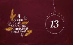 Weihnachtliches Design mit dunklem roten Hintergrund, weissen und goldenen Dekorationen, Weihnachtskugeln und Tannenbaumzweigen. Enthält den Spruch A COOKIE A DAY KEEPS THE CHRISTMAS STRESS AWAY.