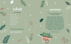 Grüner Hintergrund mit weihnachtlichen Dekorationen wie Tannenzweigen, Zapfen, Schneeflocken und Beeren. Darunter ein Korb mit grünen Pflanzen.